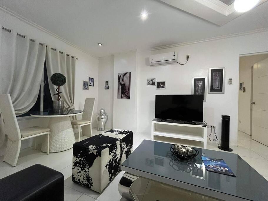 Kandi Big 1 Bedroom King Bed, Free Housekeeping, Wi-Fi Angeles Bagian luar foto